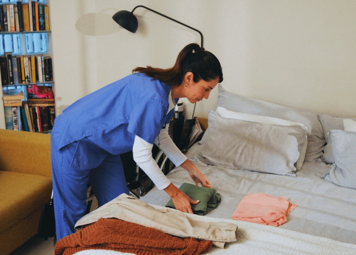 Haushaltshilfe beim Putzen